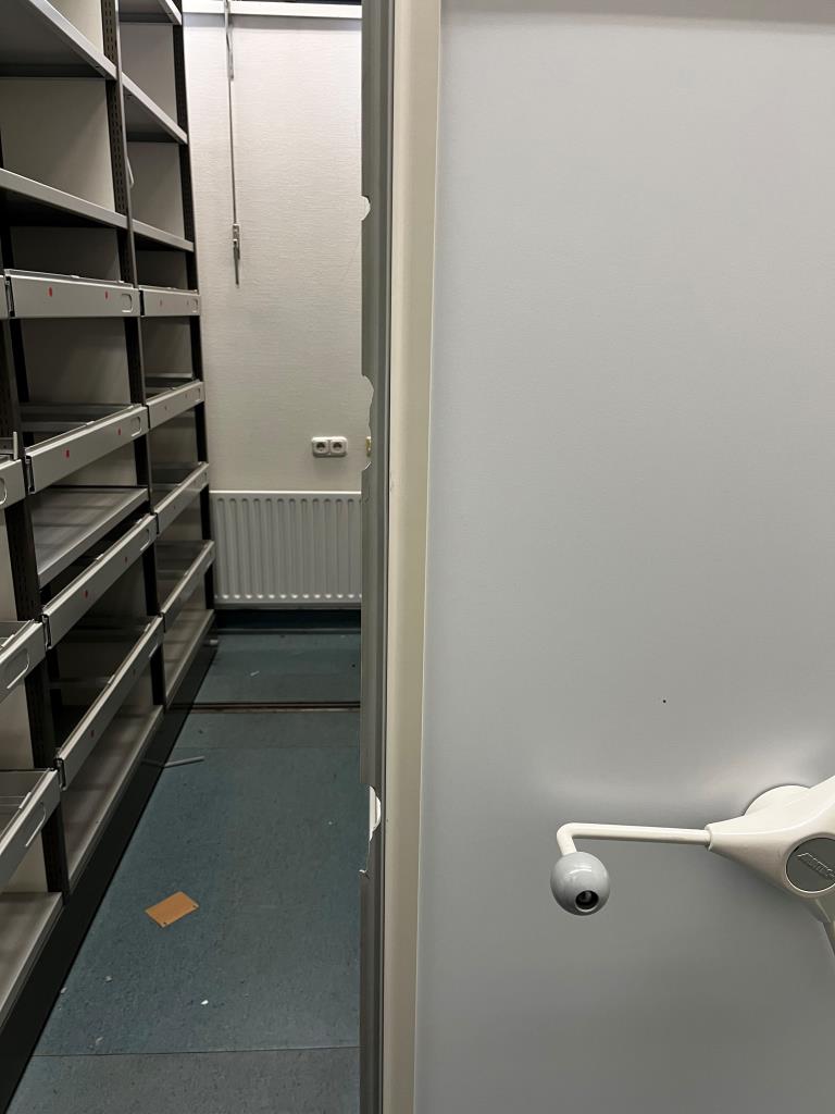 Različna laboratorijska oprema in mobilni regalni sistem-13