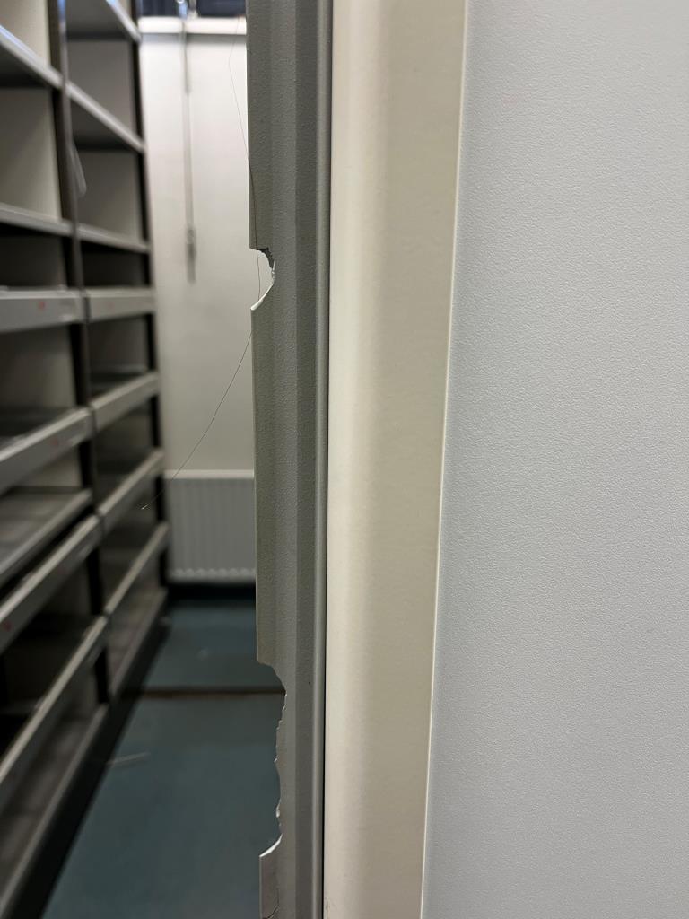 Različna laboratorijska oprema in mobilni regalni sistem-14