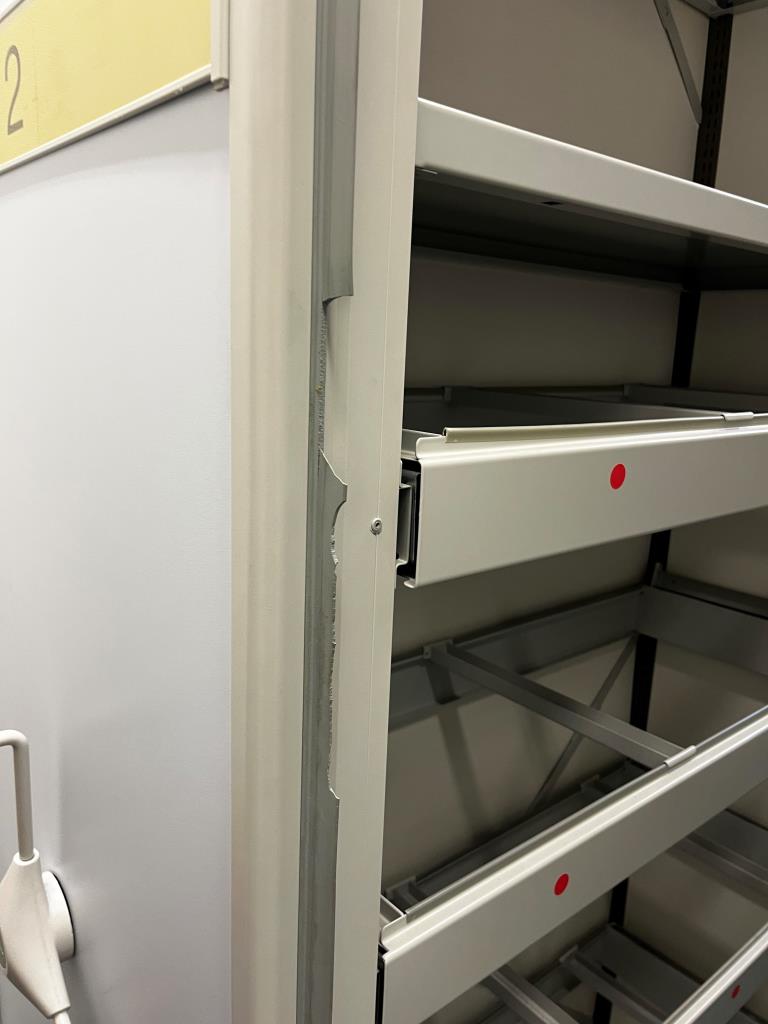 Različna laboratorijska oprema in mobilni regalni sistem-15