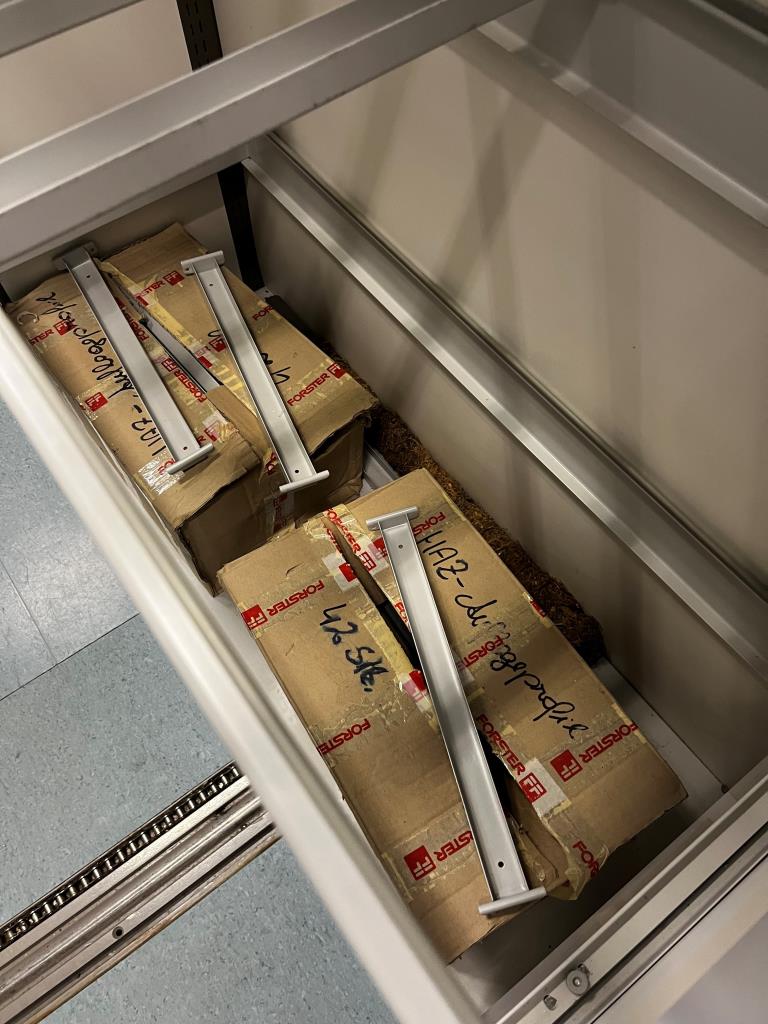 Različna laboratorijska oprema in mobilni regalni sistem-16