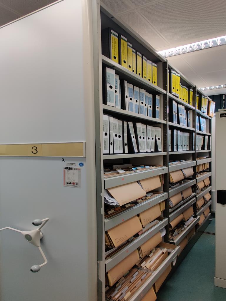 Različna laboratorijska oprema in mobilni regalni sistem-1