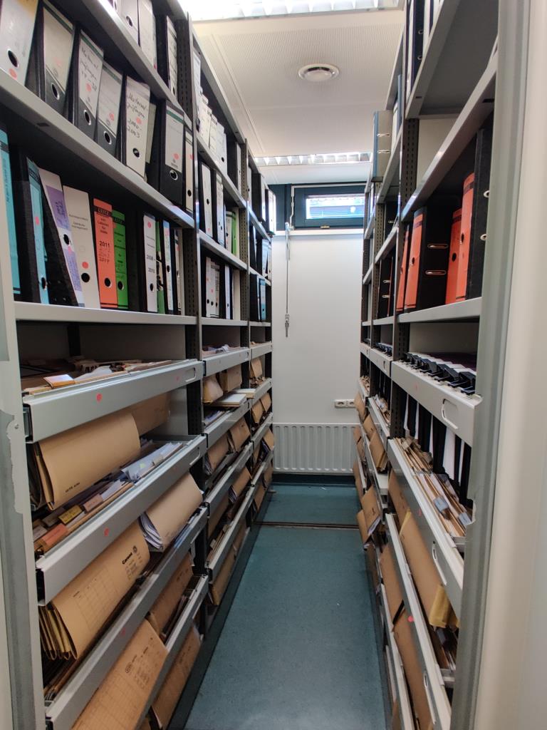 Različna laboratorijska oprema in mobilni regalni sistem-3