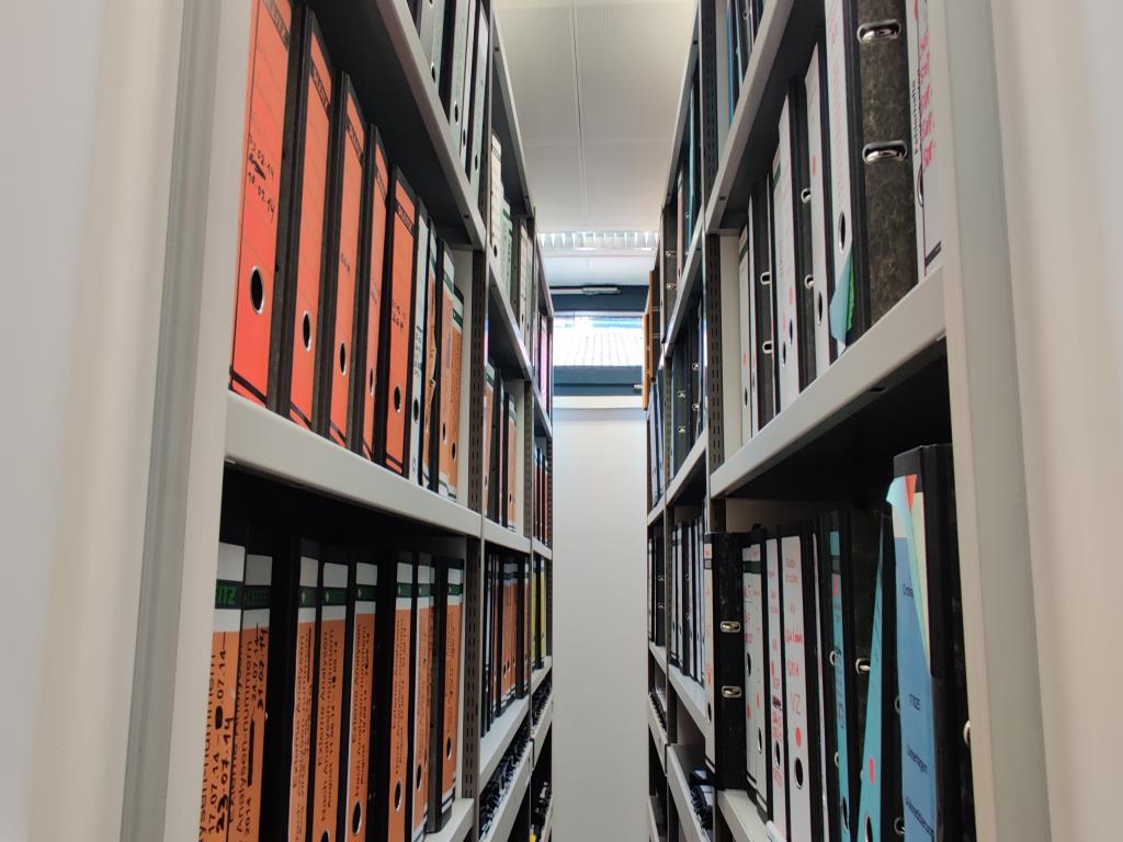 Različna laboratorijska oprema in mobilni regalni sistem-4