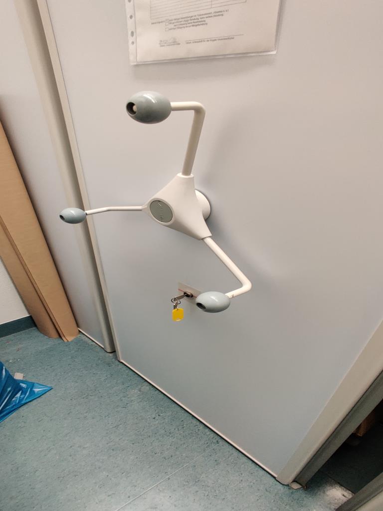 Različna laboratorijska oprema in mobilni regalni sistem-6