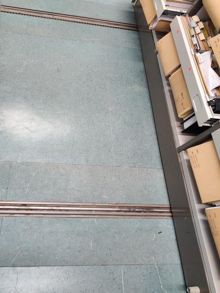 Različna laboratorijska oprema in mobilni regalni sistem-7