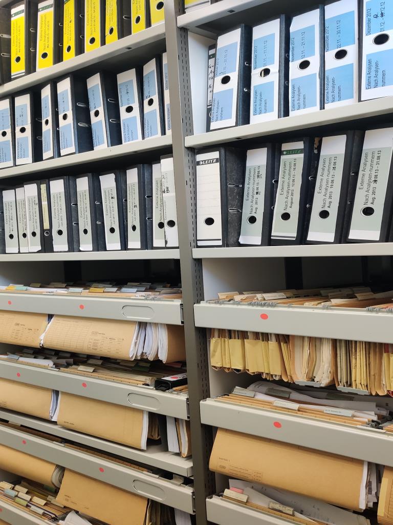 Različna laboratorijska oprema in mobilni regalni sistem-8