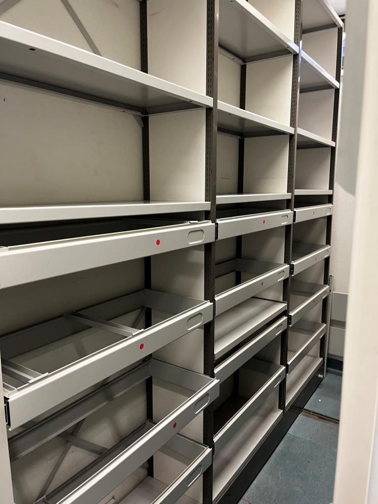 Različna laboratorijska oprema in mobilni regalni sistem-9