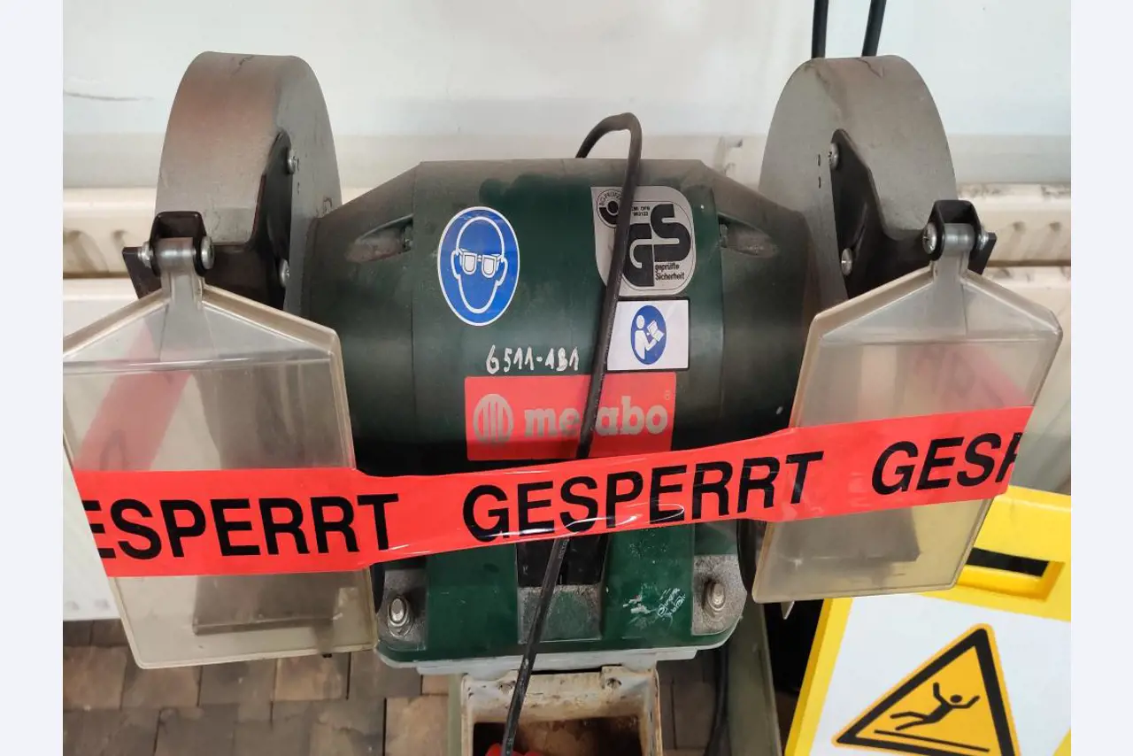 Različna laboratorijska oprema in mobilni regalni sistem-2