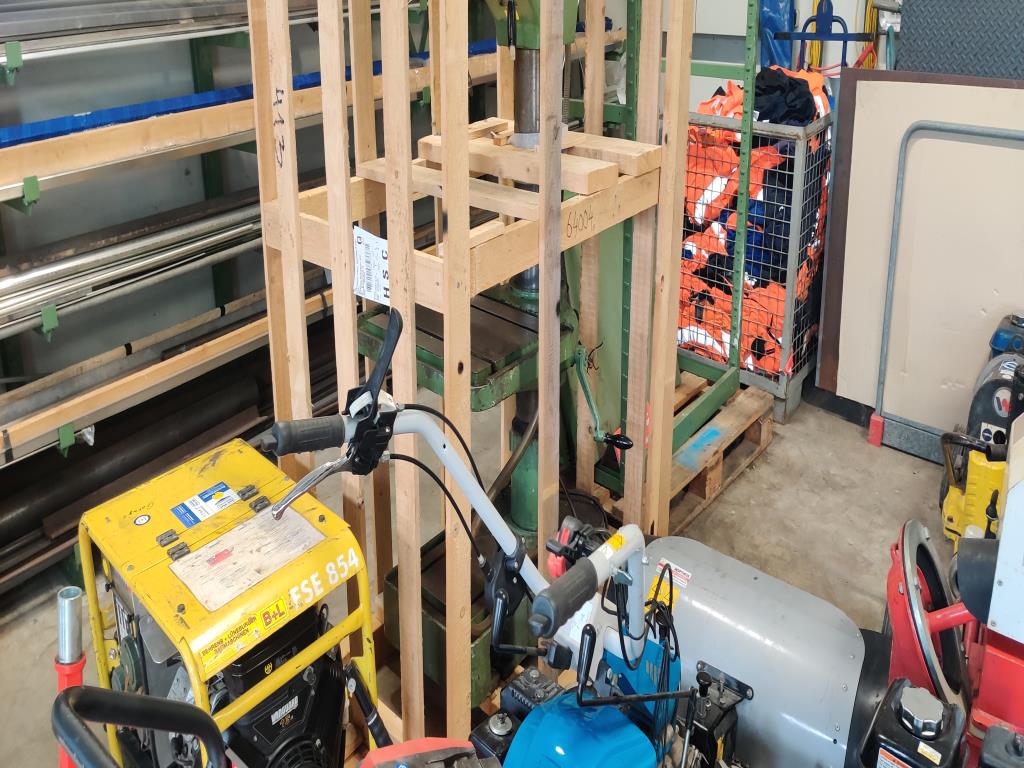 Različna laboratorijska oprema in mobilni regalni sistem-12