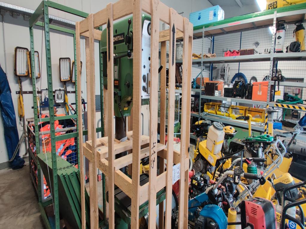 Različna laboratorijska oprema in mobilni regalni sistem-8