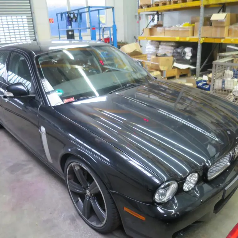 Auto Jaguar XJR 4.2