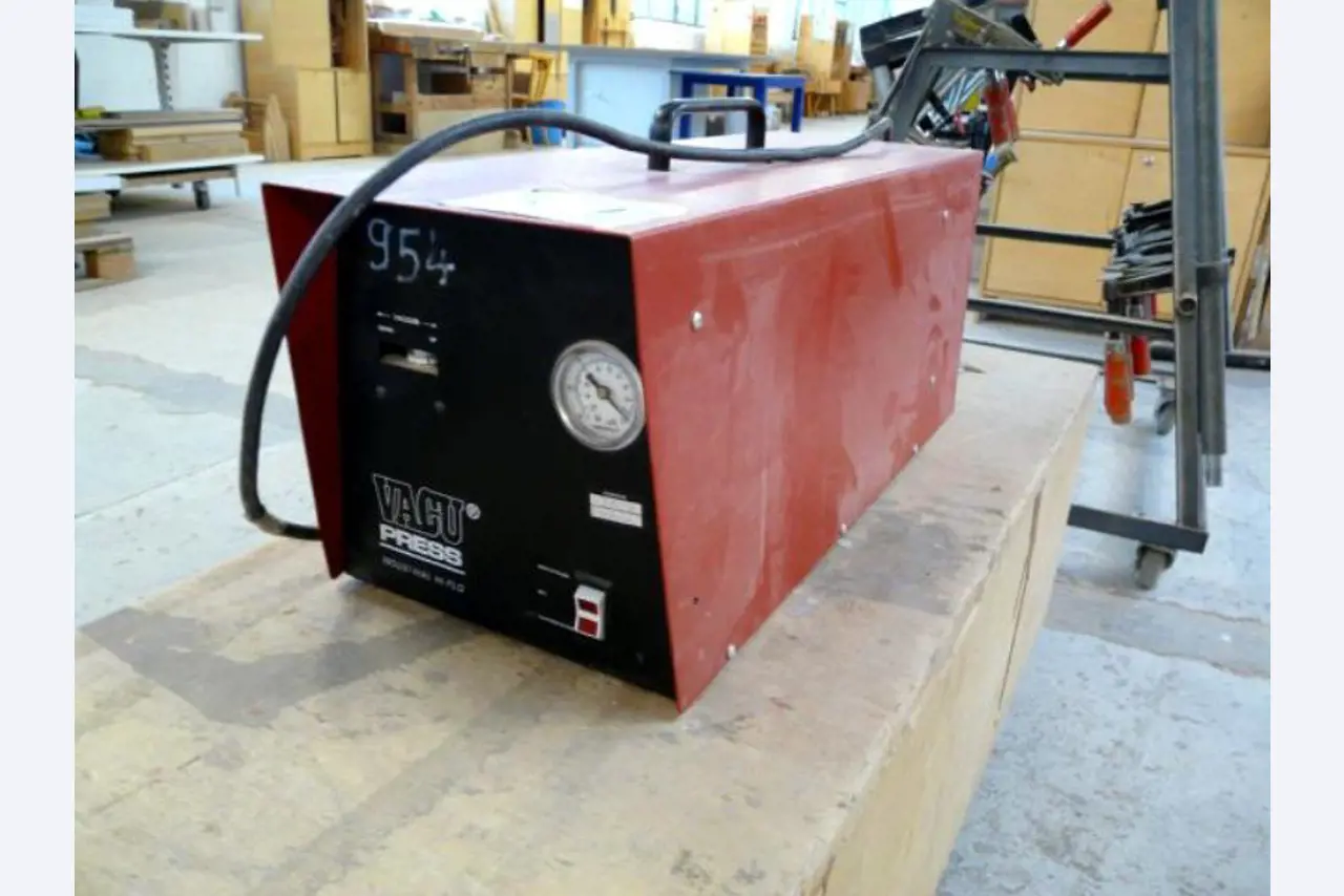 Ladenbau Ganter GmbH<br>Schreinerwerkstätten, Metallbau
-1