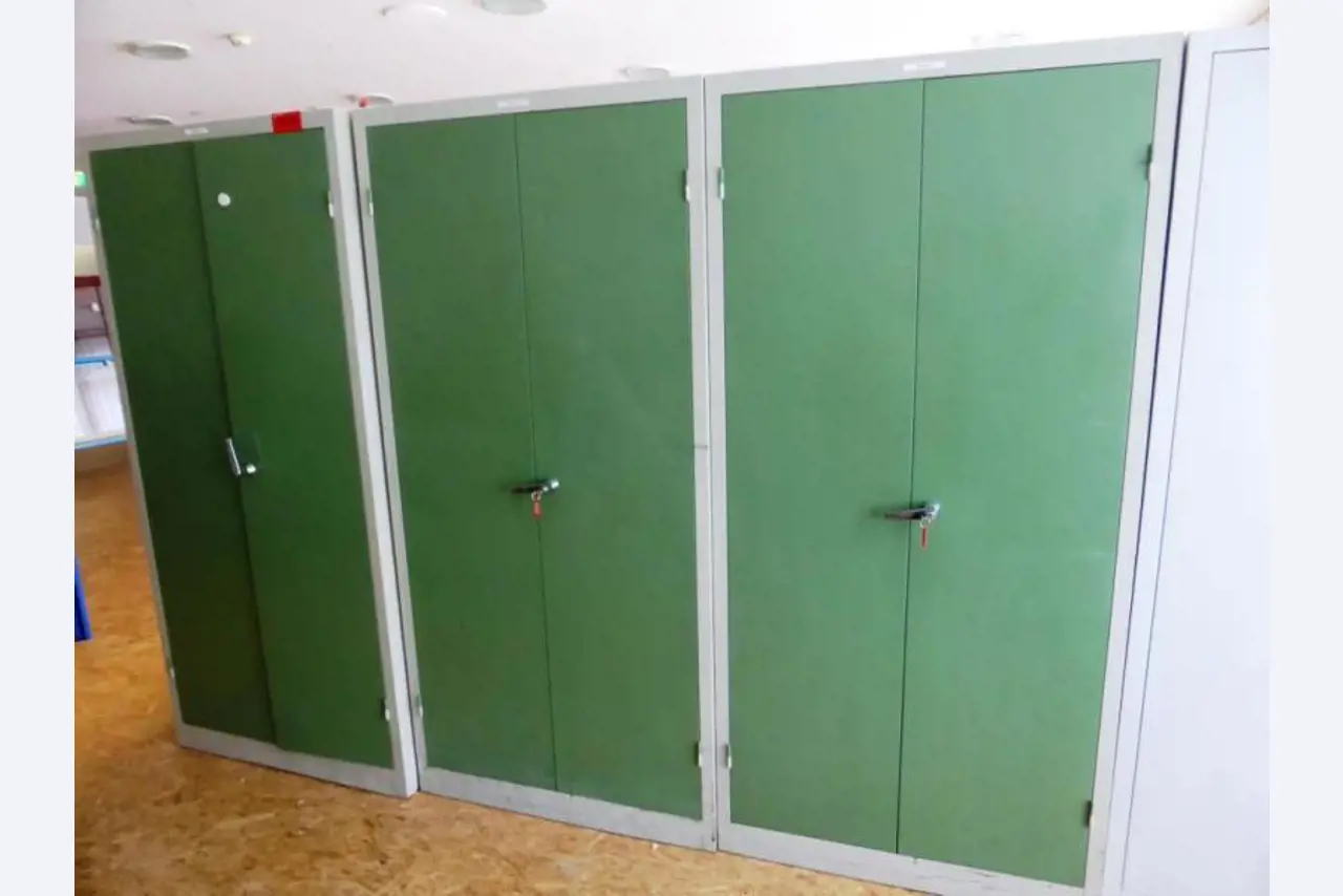 Stroji ter delovna in pisarniška oprema <br>iz sektorja predelave plastike-1