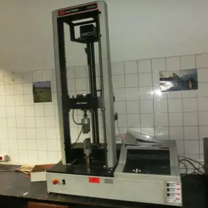 Zerreissprüfmaschine Instron 4302