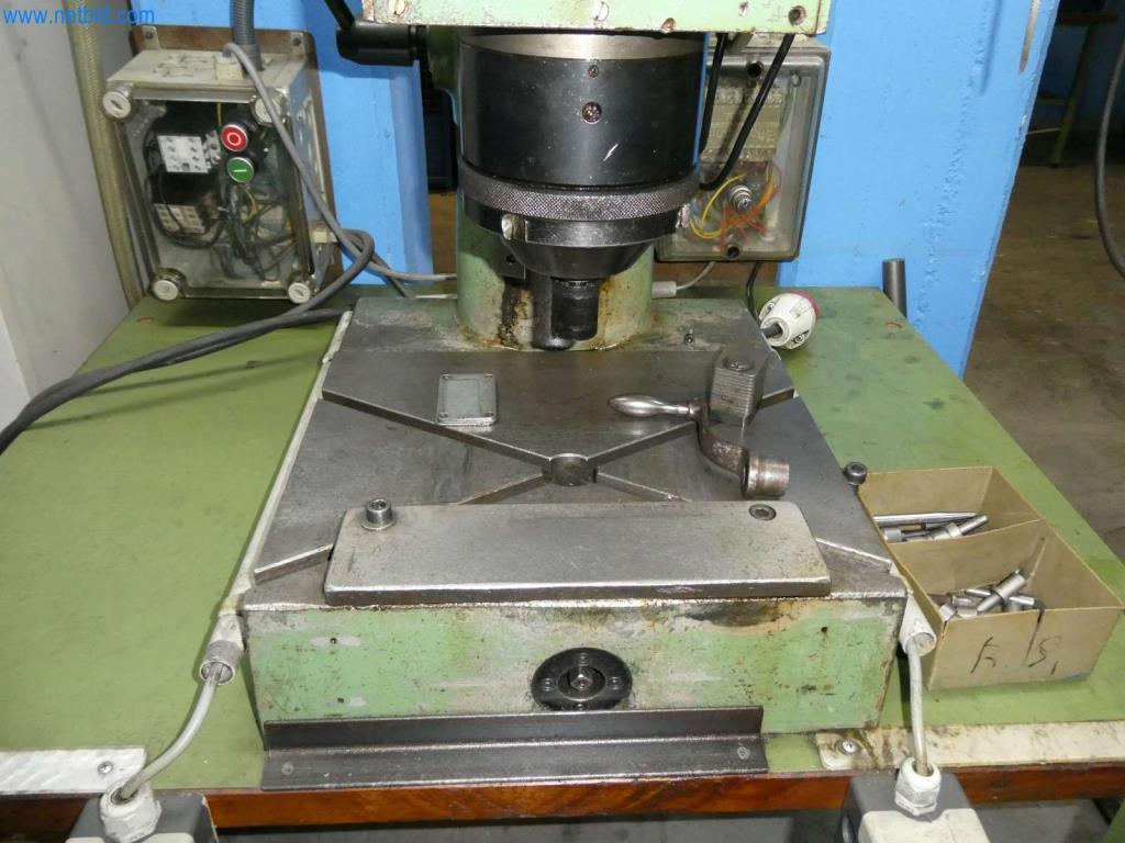 Obrabiarki i wykrawarki, prasy i akcesoria-5