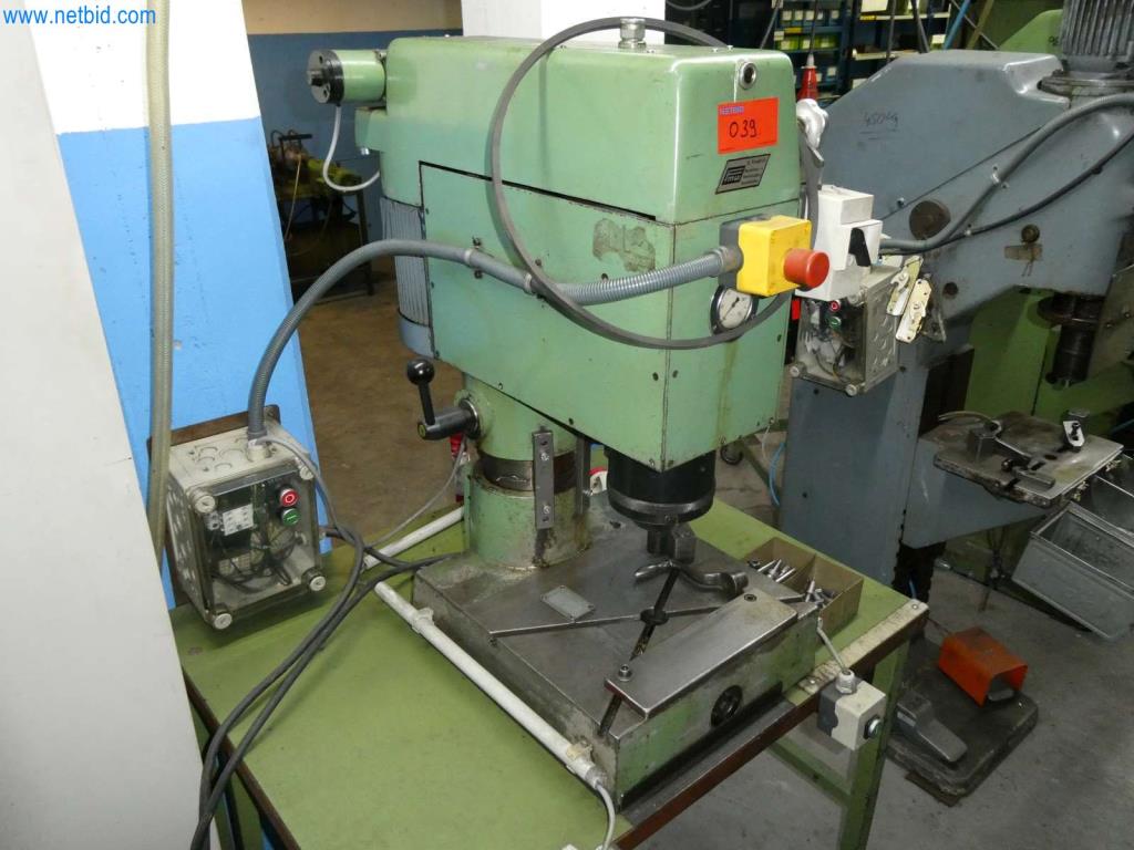 Obrabiarki i wykrawarki, prasy i akcesoria-8