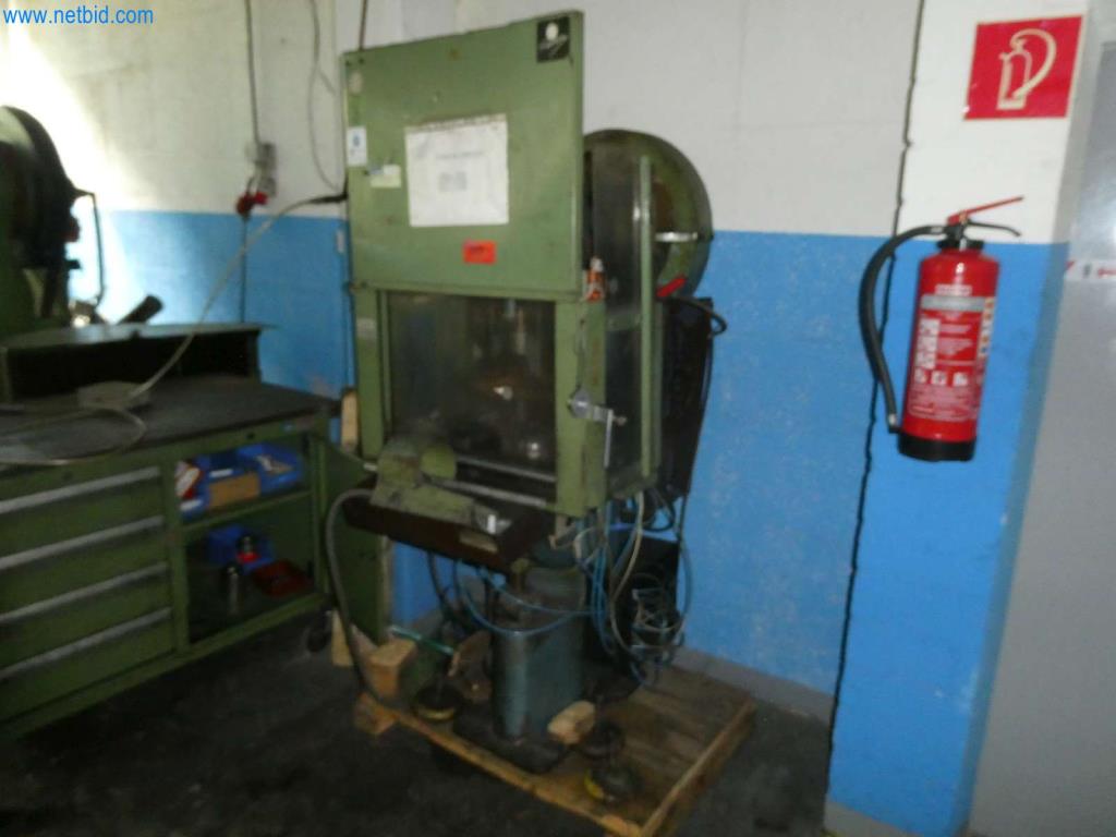 Obrabiarki i wykrawarki, prasy i akcesoria-1