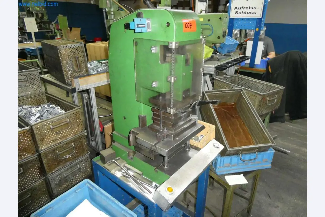 Máquinas-herramienta y punzonadoras, prensas y accesorios-1