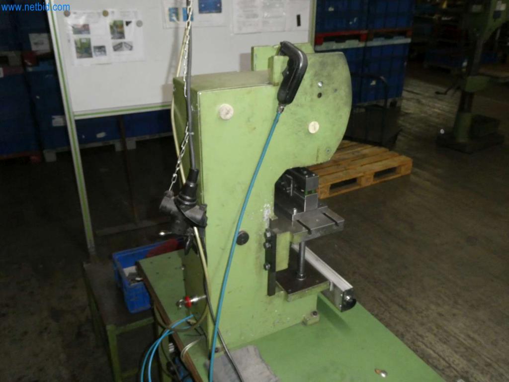 Obráběcí a děrovací stroje, lisy a příslušenství-9