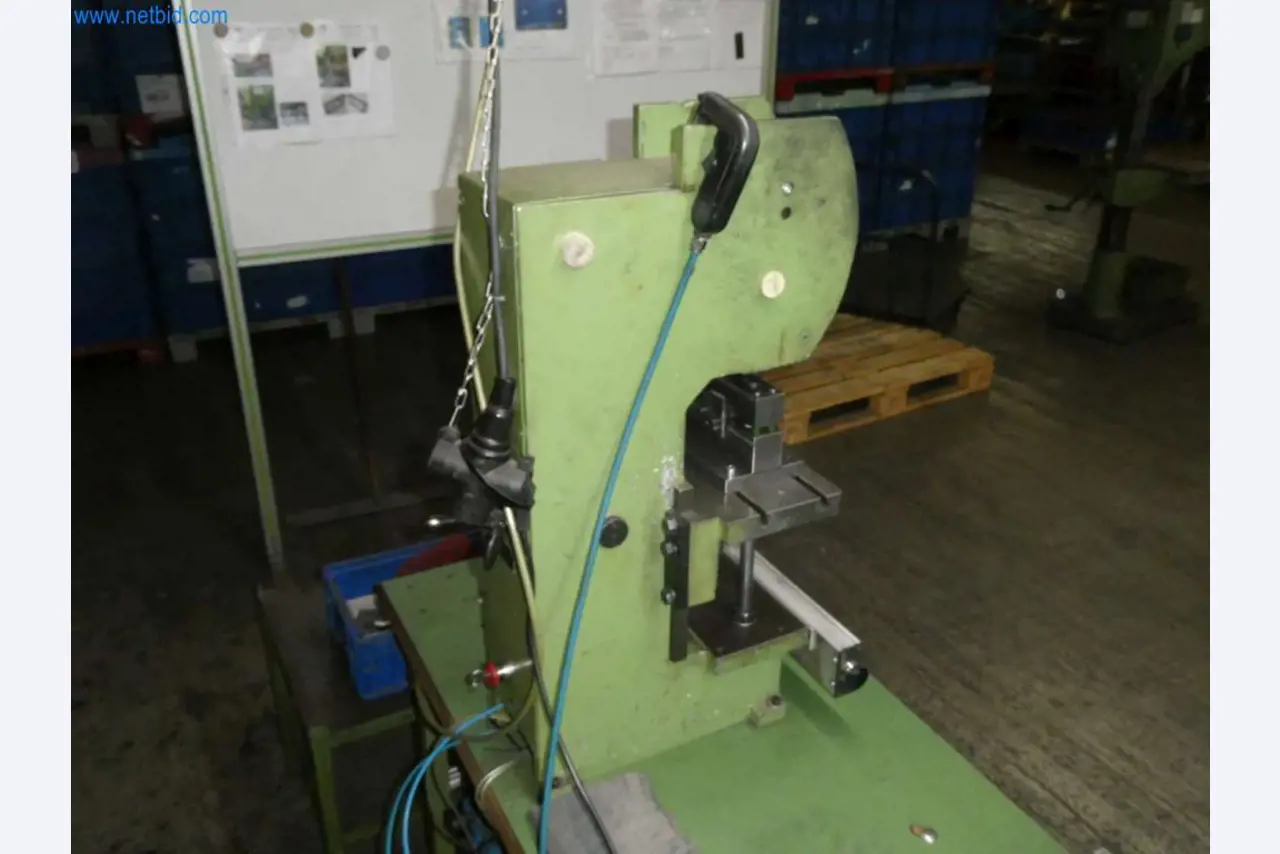 Obráběcí a děrovací stroje, lisy a příslušenství-9