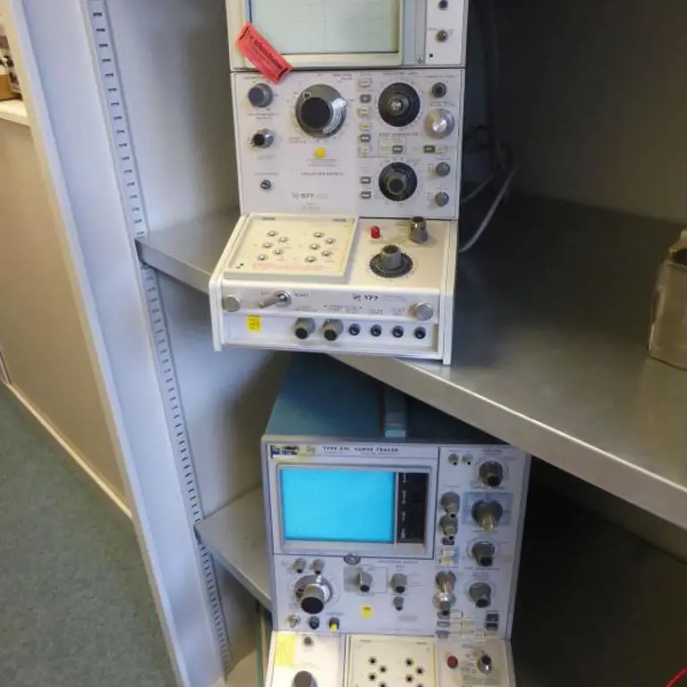 3 Trazador de curvas Sony/Tektronix 576/577