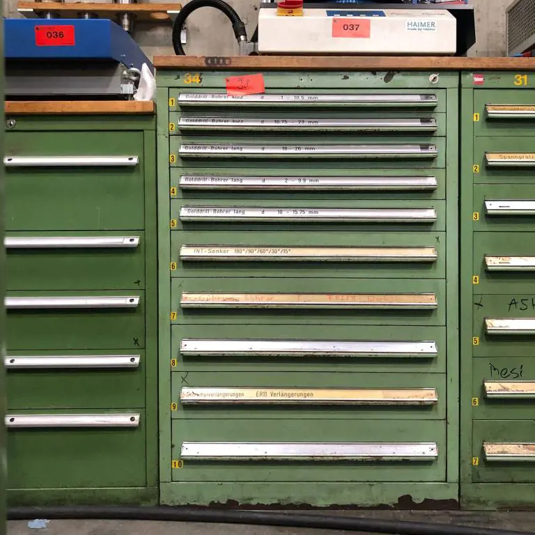 4 Telescopic drawer cabinets