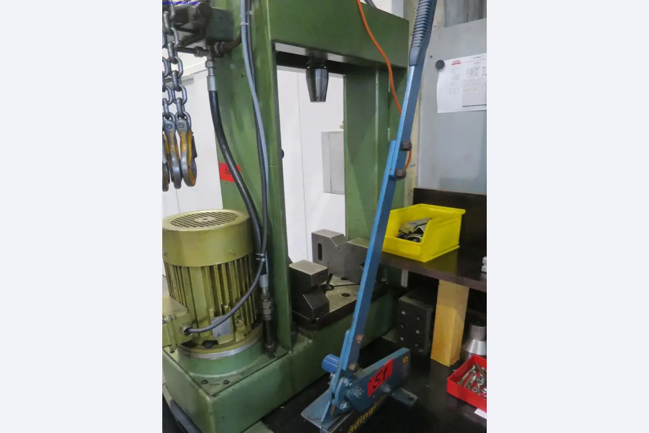 High precision milling machines with a large capacity-2