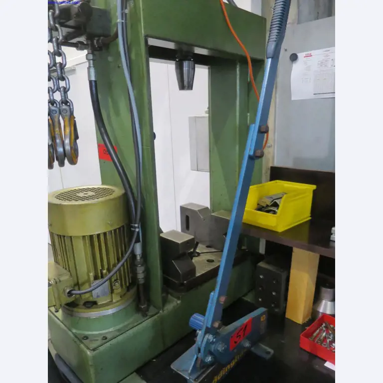 High precision milling machines with a large capacity-2