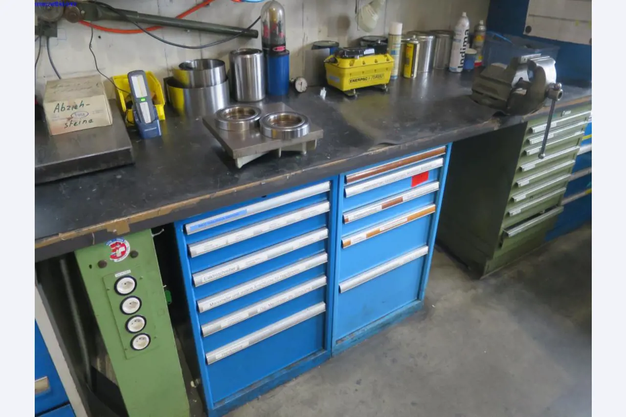 High precision milling machines with a large capacity-3