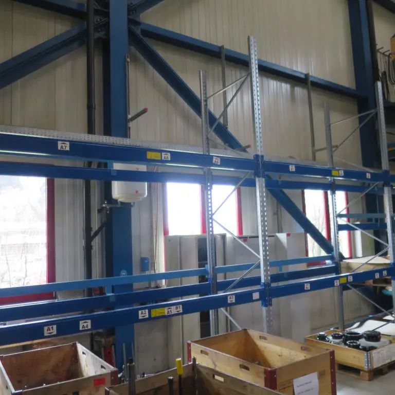 30 lfm. Pallet rack