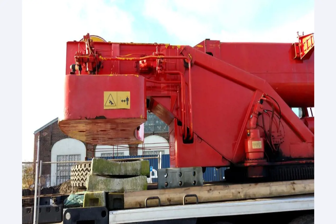crane vehicles and industrial trucks -24