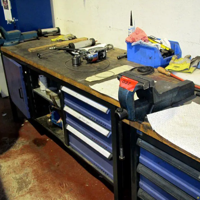 2 workbenches