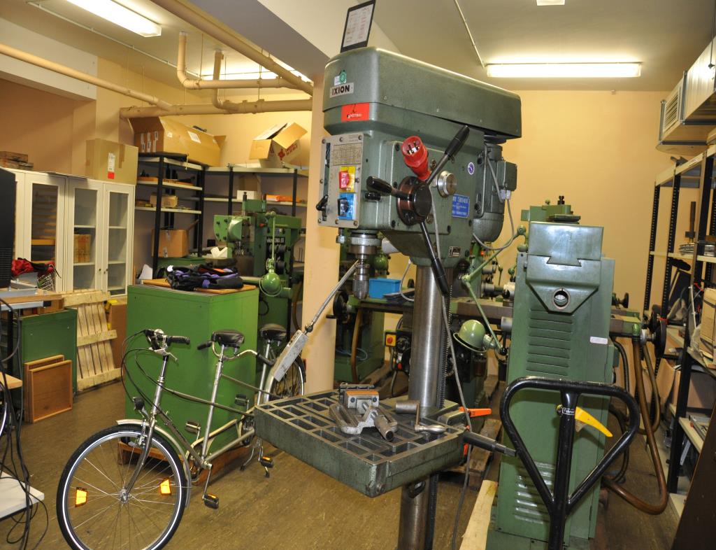 former Staatliche Gewerbeschule Metalltechnik mit technischem Gymnasium (G17) -1