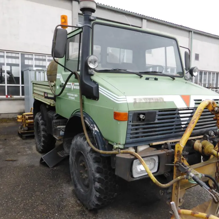 Zugmaschine Mercedes-Benz Unimog 424