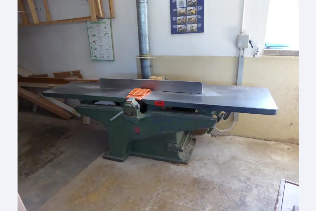 well-maintained woodworking machinery-1