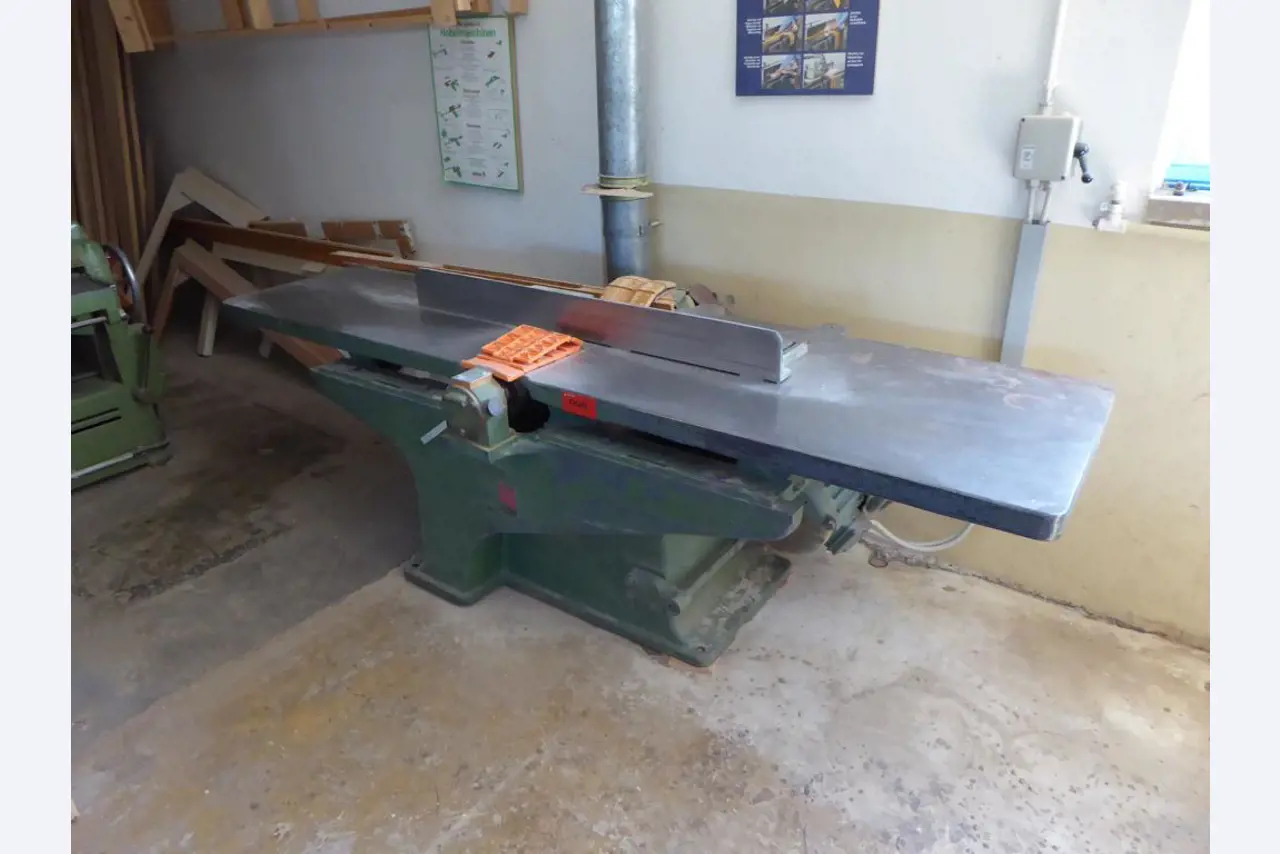 well-maintained woodworking machinery-2