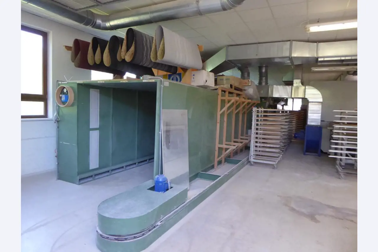 well-maintained woodworking machinery-1