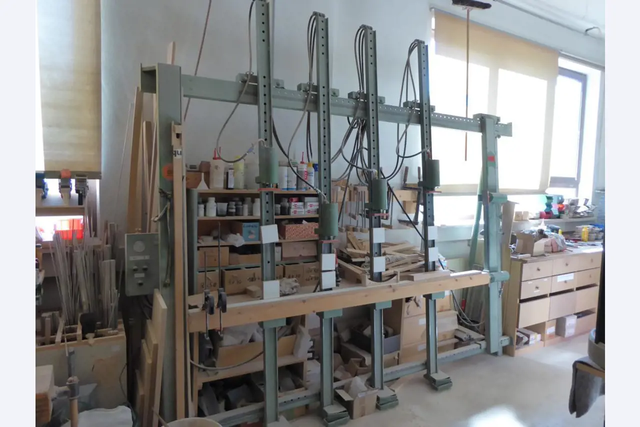 well-maintained woodworking machinery-1
