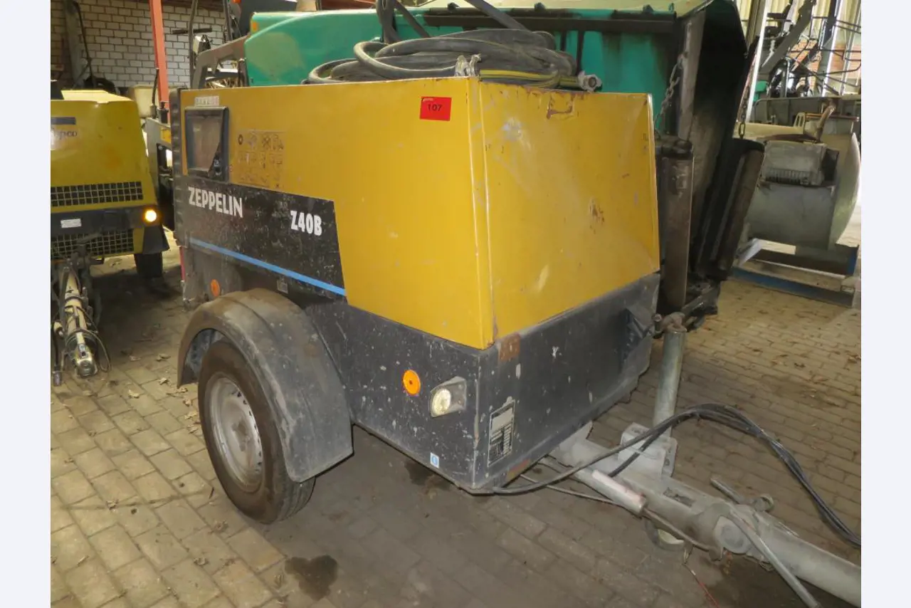 dobro vzdrževani gradbeni stroji, oprema za gradbene stroje in vozila.-1