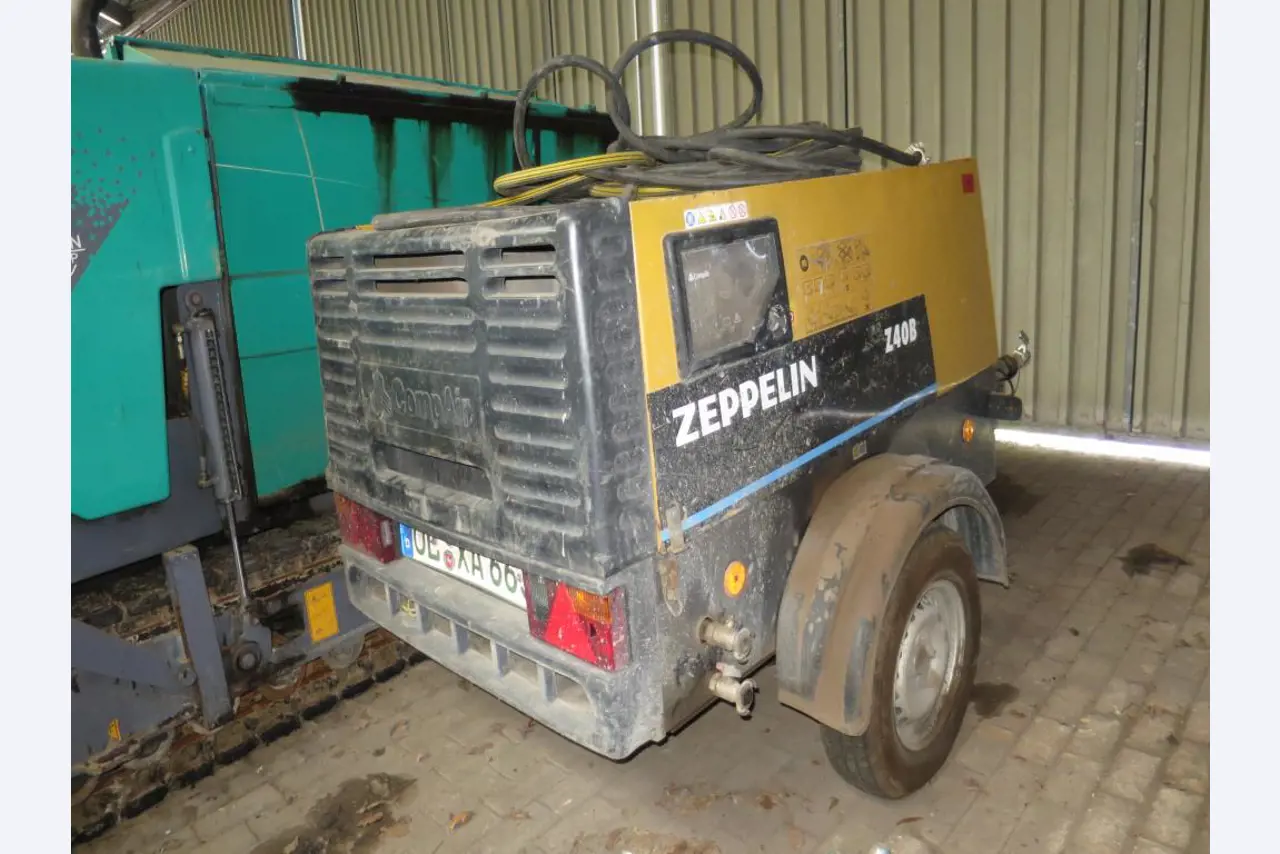 dobro vzdrževani gradbeni stroji, oprema za gradbene stroje in vozila.-2