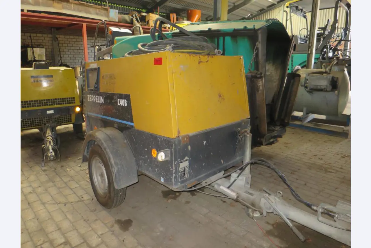 dobro vzdrževani gradbeni stroji, oprema za gradbene stroje in vozila.-3