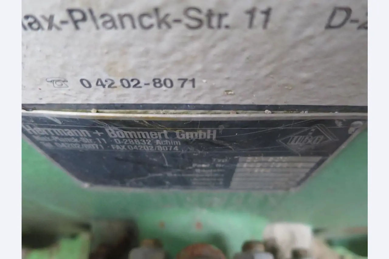 dobro vzdrževani gradbeni stroji, oprema za gradbene stroje in vozila.-3