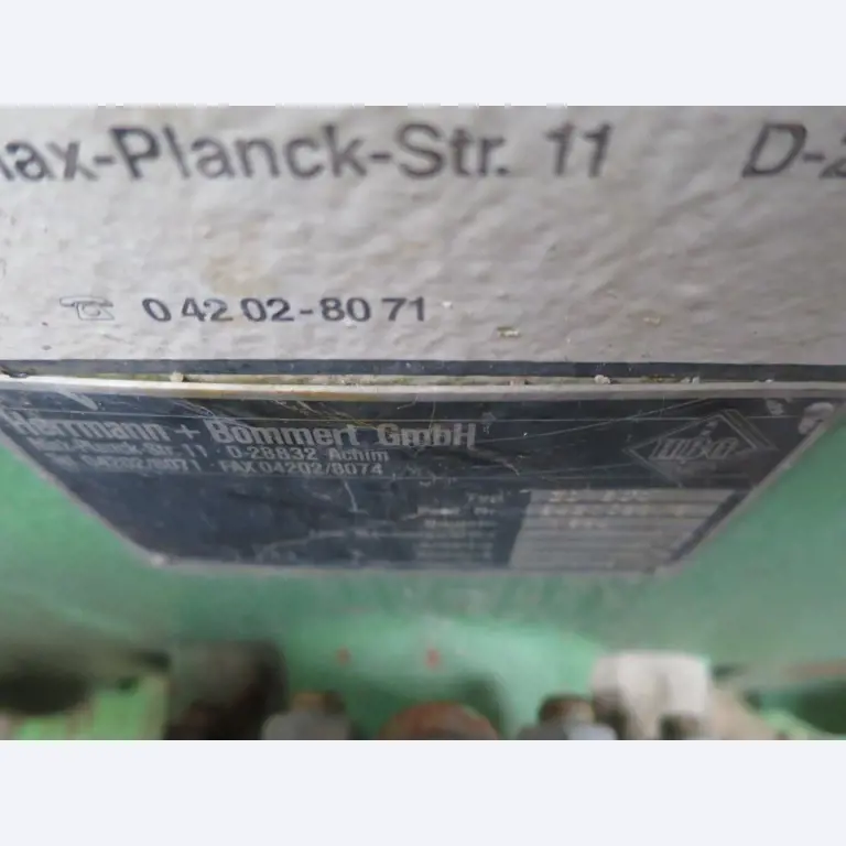 dobro vzdrževani gradbeni stroji, oprema za gradbene stroje in vozila.-3