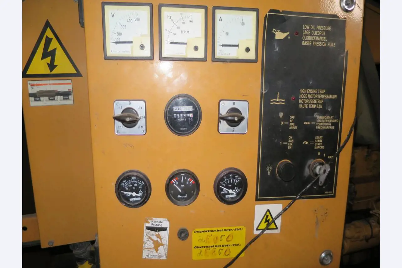 dobro vzdrževani gradbeni stroji, oprema za gradbene stroje in vozila.-2