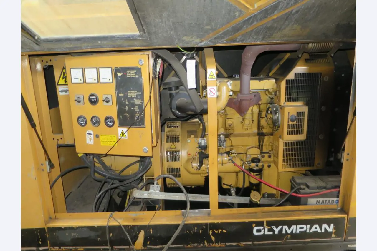 dobro vzdrževani gradbeni stroji, oprema za gradbene stroje in vozila.-3