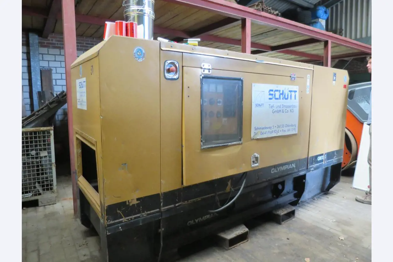 dobro vzdrževani gradbeni stroji, oprema za gradbene stroje in vozila.-4