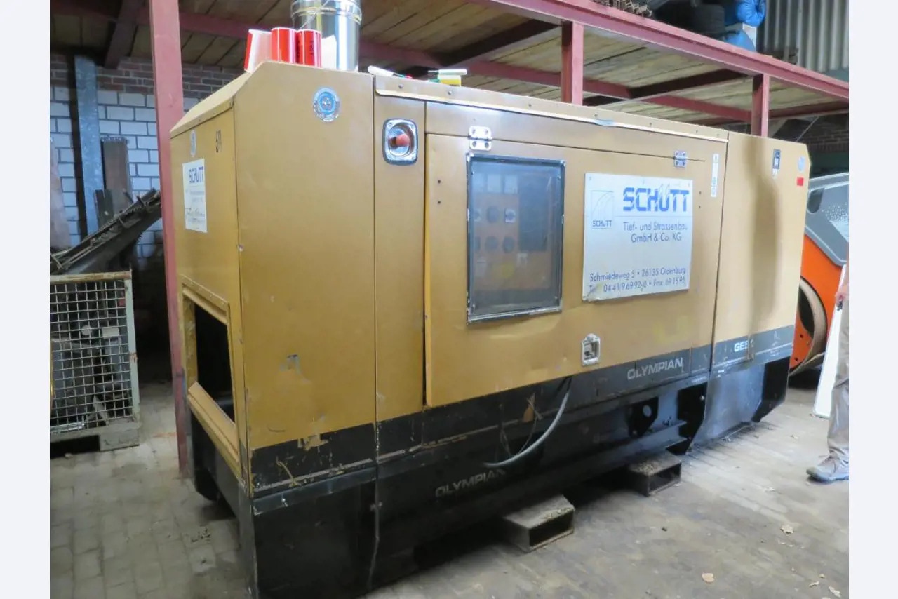 dobro vzdrževani gradbeni stroji, oprema za gradbene stroje in vozila.-5