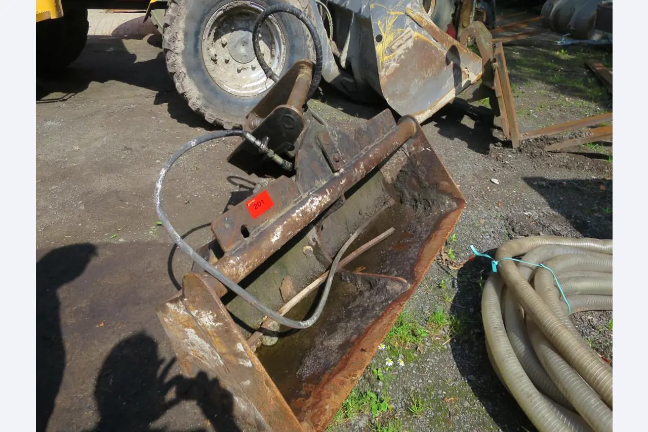 dobro vzdrževani gradbeni stroji, oprema za gradbene stroje in vozila.-1