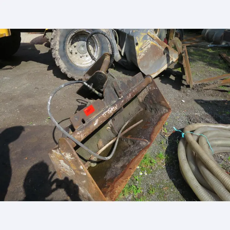 dobro vzdrževani gradbeni stroji, oprema za gradbene stroje in vozila.-1