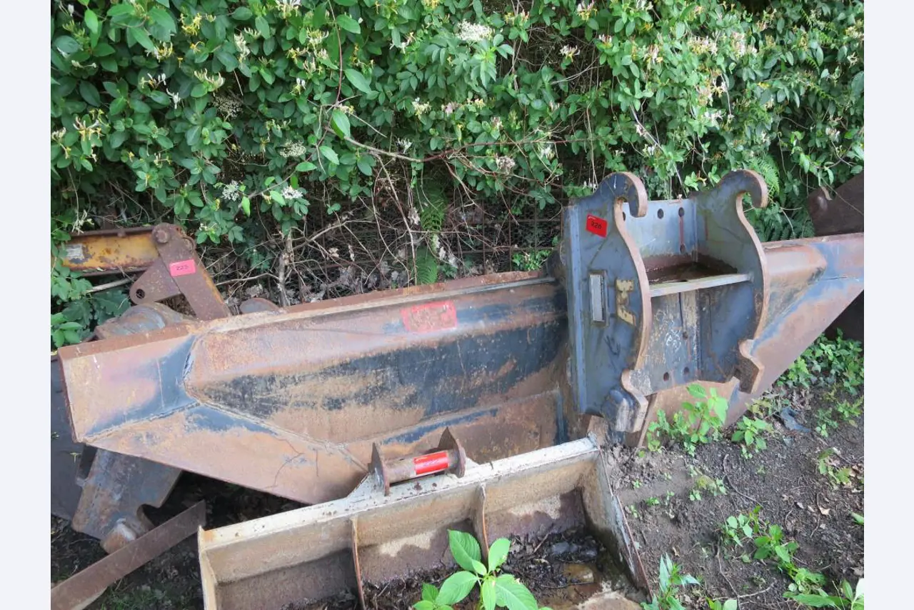 dobro vzdrževani gradbeni stroji, oprema za gradbene stroje in vozila.-1